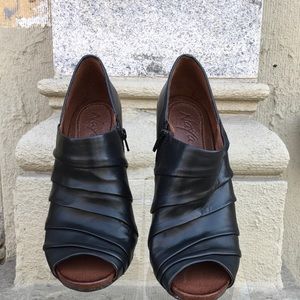 🔥Brand NEW Pleated Leather Heels!!🔥